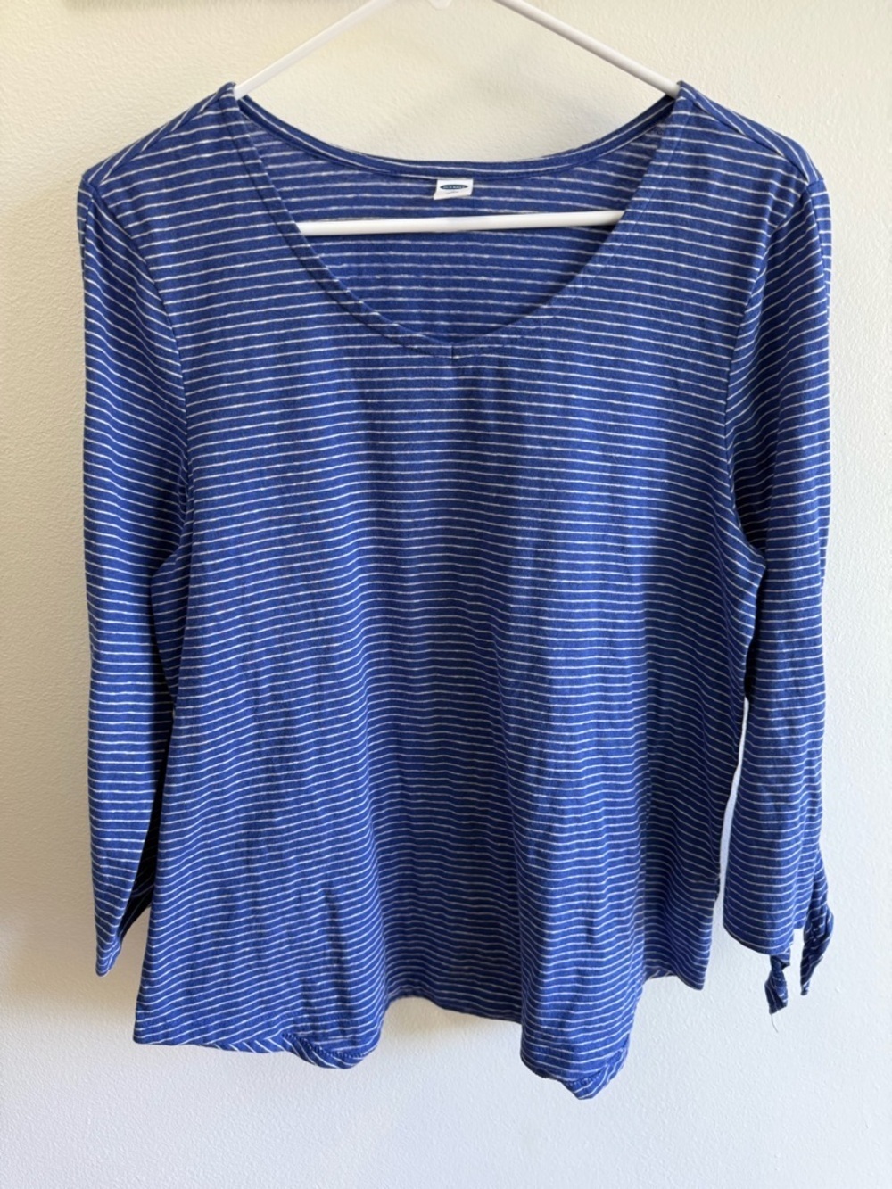 OLD Navy women's size M t-shirt blue & white stripe v-neck 3/4 sleeves with slit